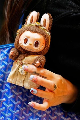 中国発キャラ｢ラブブ｣の人気が失速　販売元メーカーの株価4割超下落