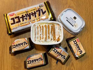 ヨーグルトにココナッツサブレ突き刺して半日放置するとチーズケーキ