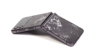 折りたたみスマフォ､氷点下でバッキバキになる