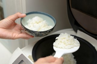 炊飯器で炊いたご飯をよそう前に混ぜる？混ぜない？