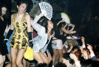 短いスカートでステージで踊ったら下着が見えそうですよね？