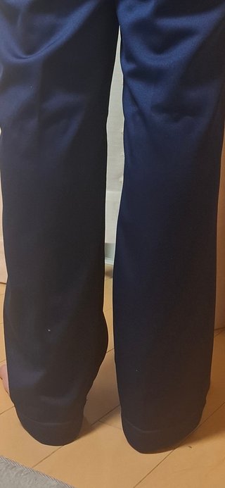 中学のジャージの裾ですが、長いよね？