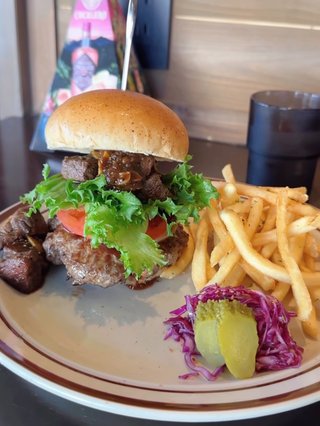 お昼の13時にハンバーガー食べたのに。