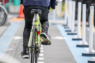 13歳未満は自転車で歩道を走れる？神奈川県警の“注意喚起”が話題に