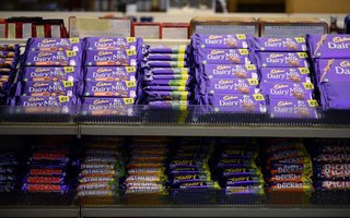 イギリスで最も愛されているチョコレートブランド｢キャドバリー｣､王室御用達の称号を失う