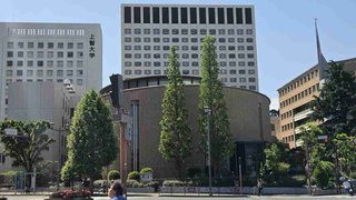 突然女性が服を脱ぎ捨て、何かを叫びながら神父に掴みかかる…上智大近くの教会で「子供ミサ」の最中に
