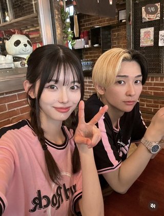 YouTuberヒカル､恋人のシンママの息子(1)を大理石の床の上で“逆さ”にして波紋