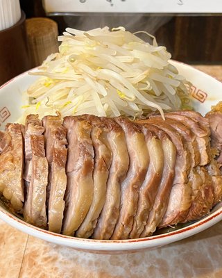 昨日ラーメン屋でおばさん1人で来店してこのラーメン完食してた