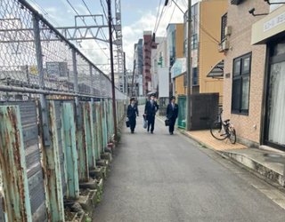 JR東日本の社員が狭い通路を1列に歩いてすっげー迷惑なんだけど！
