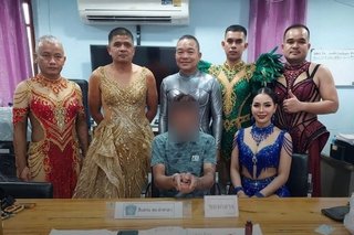 タイの警察官､セクシーなダンサーに変装し､麻薬密売とオンライン賭博に関与していた男を逮捕
