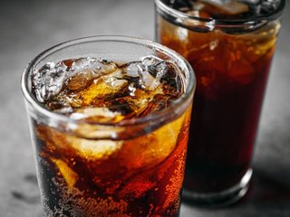 日本コカコーラ社「日本では食事の時にコーラを飲む人がたった2%！みんなもっとコーラ飲もう！」