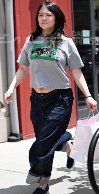 “腹チラ”デニム姿で…小室眞子さんの「雰囲気はルンルン」な休日