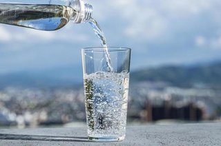 作業時に強炭酸水を飲むと脳疲労が減るという研究結果を筑波大が発表