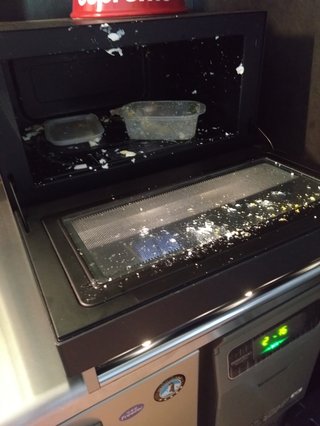 割れたタマゴでゆで卵作ろうとタッパに入れてレンチン爆発