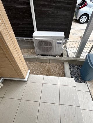 もし隣の家の室外機がこちらの玄関に向いてたらどうする？