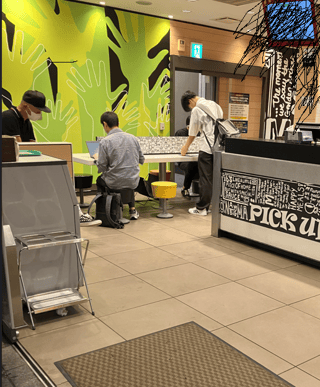 マクドナルドよ　いい加減、全面分ゴミ化してくれ　男が視界に入ると料理がまずくなる