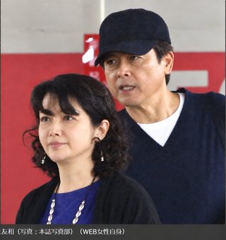 AIで、百恵ちゃんと三浦友和の写真を眼鏡を取り画像のあれを修正しました