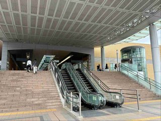 「エスカレーターでドミノ倒しに」JR長野駅エスカレーターで11人転倒　4歳の男の子含む2人けが