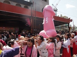 【川崎】「かなまら祭」に露出し続ける男が出現、男性器モニュメント自粛へ