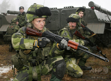 スウェーデンが徴兵制を復活　ロシアの脅威に対応　女性も対象に