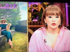 浜崎あゆみ、豊かな谷間強調の春色大人ドレス姿写真公開で「肌のぷるぷるなこと」「春の妖精かよっ」