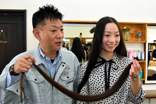 世界一長い髪の１８歳、人生初のカット　かつら用に寄付 