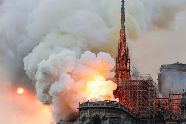 ノートルダム大聖堂で大規模な火災