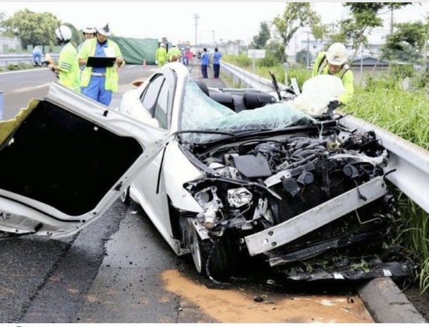 トラックと衝突、乗用車の男女４人死傷…関越道