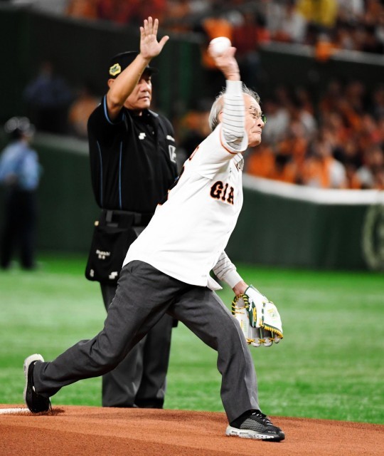 ノーベル化学賞 吉野彰さんが日本シリーズで始球式