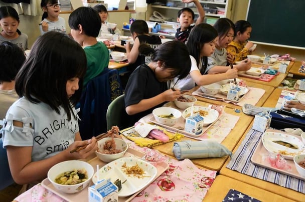 給食で新元号をお祝い　埼玉・三芳の全小中学校で