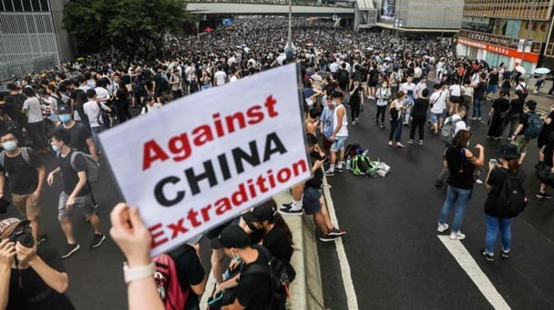 デモ続く香港　現地警察に日本人が逮捕される