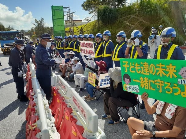 沖縄県｢不要不急の外出自粛して」→ 辺野古で100人以上が座り込み抗議。増える参加者