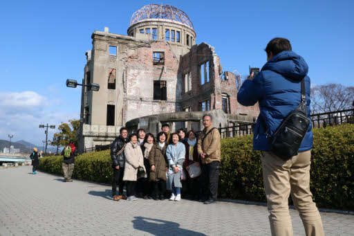 子供らが修学旅行で原爆ドームに行ってクラスでピースして写真撮ったよ 