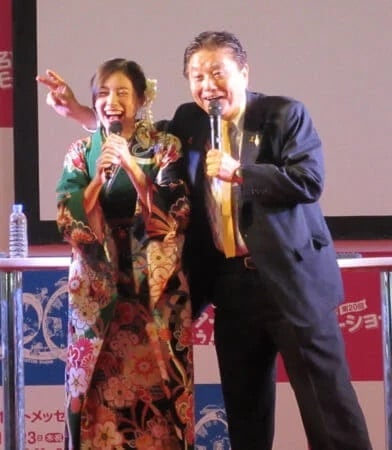 名古屋市長・河村たかし、女子ソフト選手の金メダルをいきなりかじり出す