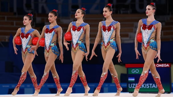 “セーラームーン衣装”で『ムーンライト伝説』を舞った新体操ウズベキスタン代表に大喝采」