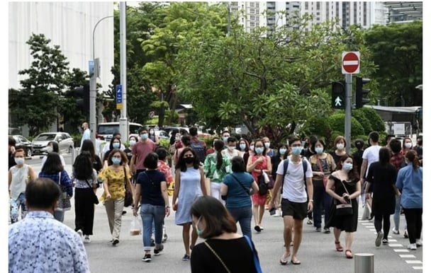 シンガポール、接種率8割でも感染急増　「コロナ共存」へ試練