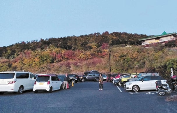 車中泊客押し寄せ混乱　栗駒山、禁止区域や路肩にも駐車　　