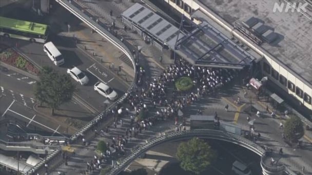 地震から一夜明けた東京ですが電車の入場制限で人、人、人、どこまでも続く長蛇の列　出勤なるか