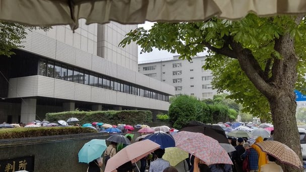 反ワクチン訴訟にノーマスク集団が押し寄せ…東京地裁を取り囲み「ワクチン接種やめろ！」