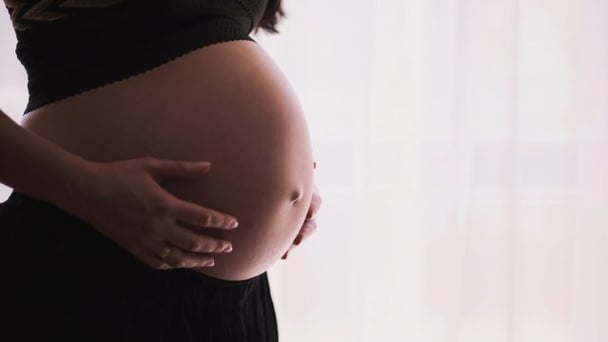 妊婦感染で早産や死産などのリスク増、英大など「３回目接種を推奨する」