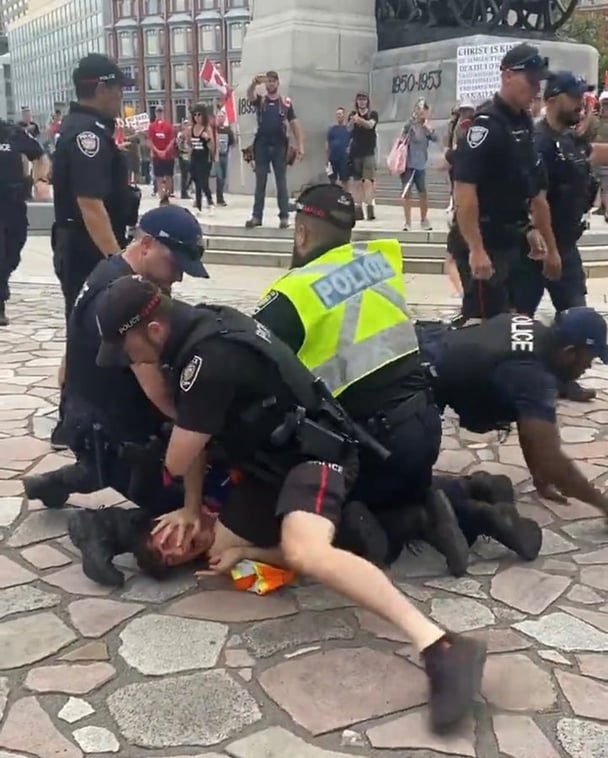 緊急事態条項の改憲、オタワ警察は自由市民の首に膝をのせて完全に呼吸を封じる技術を駆使