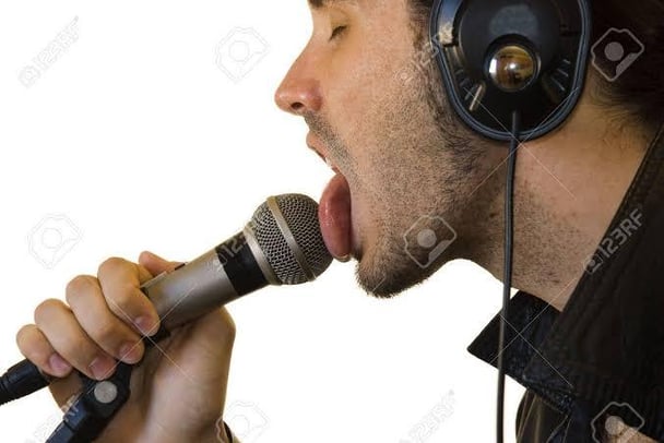 マイクをベロベロ舐めながら歌う男性歌手