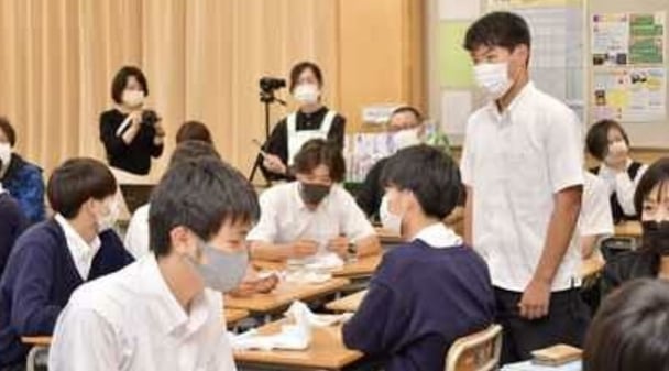 男子高校生もナプキンを着用。校内の「生理セミナー」で彼らが学んだこと