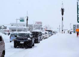 新潟・柏崎原発付近で雪で車立ち往生。 原発事故が起きたら大変　原発大好き自民党は最悪