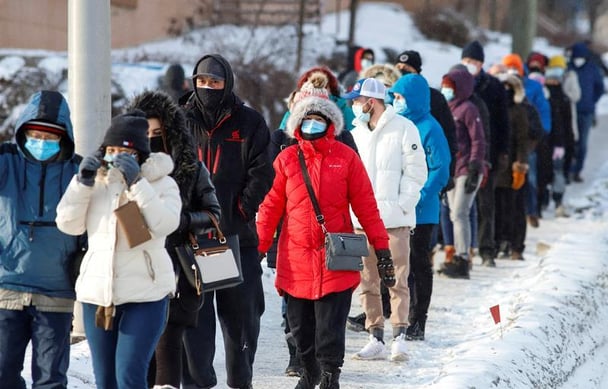 カナダ「あらゆる公共の場でのマスク着用を強く推奨」新型コロナ､RS､インフル大流行