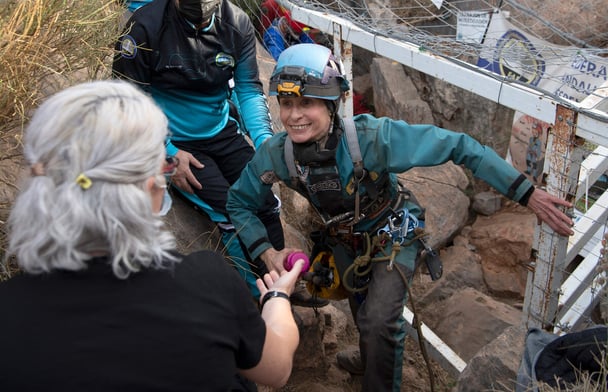 地下洞窟で“ひとりぼっち”　隔離生活の女性　実験終え…500日ぶり地上へ　スペイン