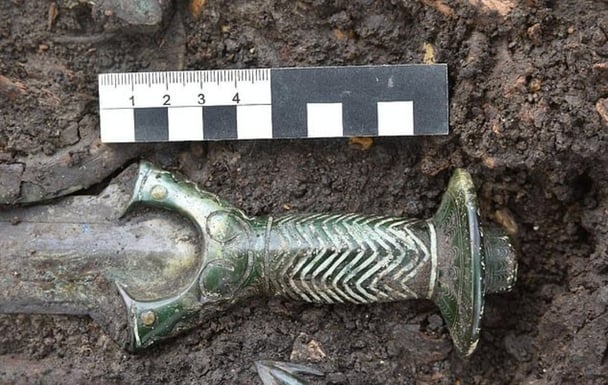 ドイツ南部バイエルン州の埋葬地　考古学者が八角形の柄（つか）を持つ３０００年以上前の剣を発見　 