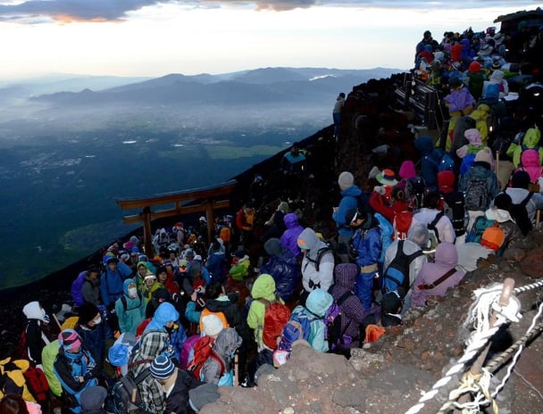 開山前に「富士山」の山小屋はすでに“ほぼ満室”　徹夜で山頂を目指す「弾丸登山」で遭難者急増か