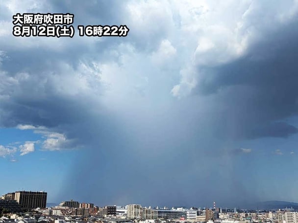 大阪府北部でゲリラ豪雨　大きな雲の下に「雨柱」が出現