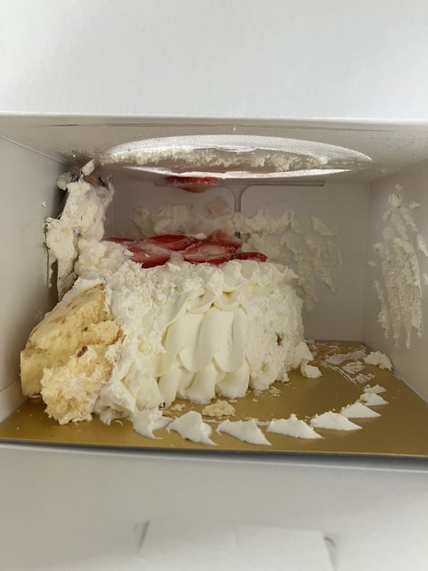 高島屋、クリスマスケーキが崩れて届いたとの報告相次ぐ 「深くお詫び」と謝罪